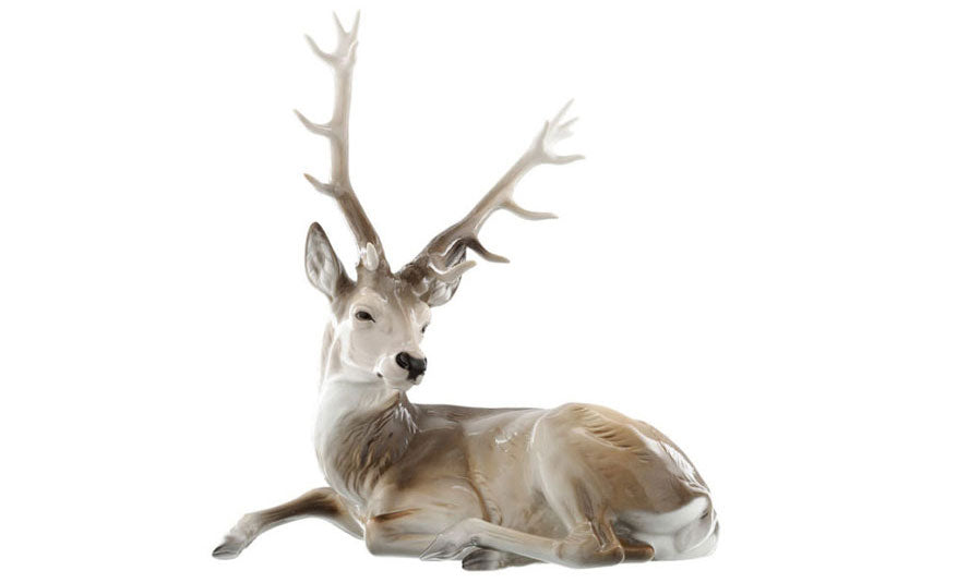 Liegender Hirsch Biskuitporzellan handbemalt und glasiert